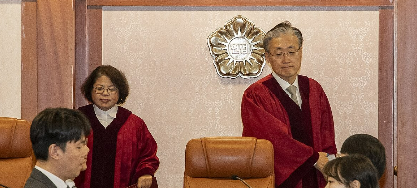 5일 오후 서울 종로구 헌법재판소 소심판정에서 열린 한덕수 국무총리 탄핵 심판 2차 변론준비기일에 김복형 헌법재판관(왼쪽)과 김형두 헌법재판관이 입장하고 있다. /연합뉴스