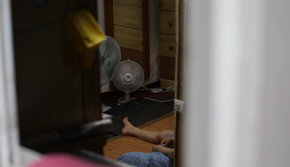 더운 날씨가 이어진 지난 2023년 7월 종로구 쪽방촌에 한 노인이 방 안에서 선풍기를 튼 채 앉아 있다. /연합뉴스