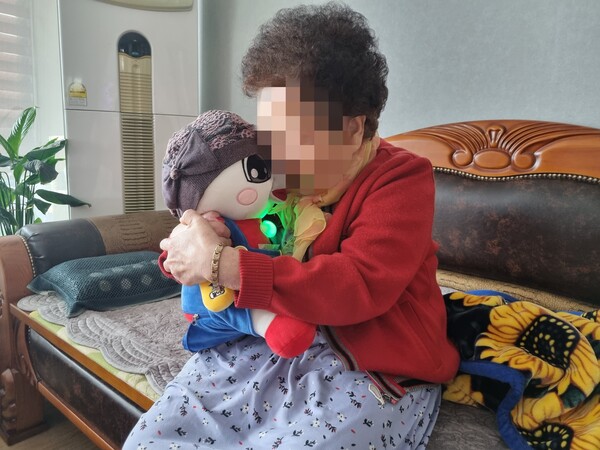 충북 괴산군에 거주하는 한 어르신이 AI 돌봄 로봇을 보급받아 사용하고 있다. /미스터마인드