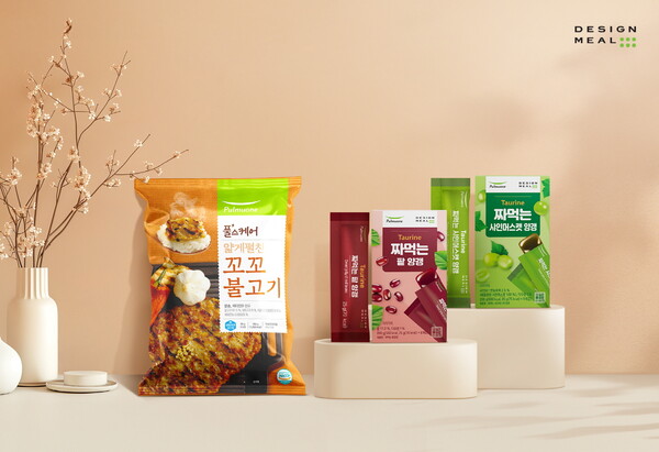 풀무원의 디자인밀 케어푸드 ‘얇게 펼친 꼬꼬불고기’, ‘짜먹는 양갱(팥, 샤인머스캣)’ 등 3종 제품이 지난해 12월 농림축산식품부의 ‘고령친화우수식품’으로 지정됐다. /풀무원