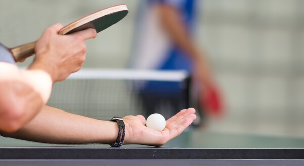 이 공으로 어떤 서브를 넣어야 할까? 긴장되는 순간이다. /게티이미지뱅크