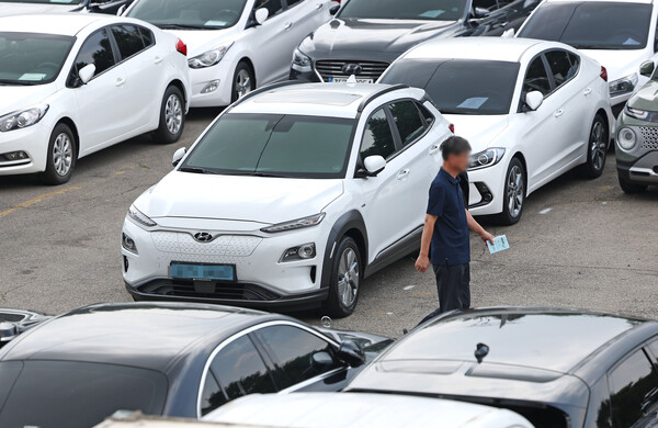 케이카(K Car)가 지난해 4분기 중고차 수요를 견인하며 연간 매출 2조3015억원, 영업이익 681억원을 기록했다. 지난해 8월 서울 장안평중고차매매시장에 전기차가 주차되어 있다. /연합뉴스