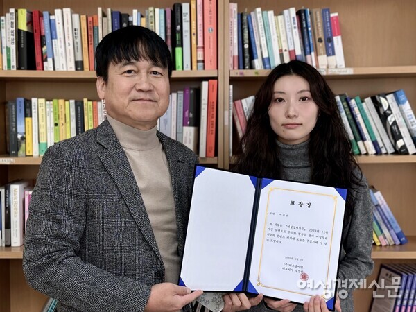 '12월 코멘토가 뽑은 코멘토'에 선정된 이서연 코멘토가 2월 5일 여성경제신문을 방문해 표창장과 백화점 상품권 10만원권을 받았다. 여성경제신문 정경민 대표와 이서연 코멘토 /여성경제신문 DB