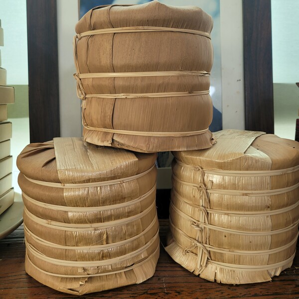 보이차는 통 단위로 구입하는 경우가 많다. 7편들이 한 통씩 싼값에 들이다 보면 방 하나를 채우는 게 금방이다. 마시지도 않고 쌓여 있으면 적잖게 스트레스를 받는다. /김정관