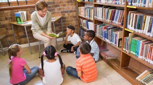 요즘 도서관은 책만 읽고 빌려주는 곳이 아닌 만남과 토론, 교육의 현장이 되기도 한다. /게티이미지뱅크