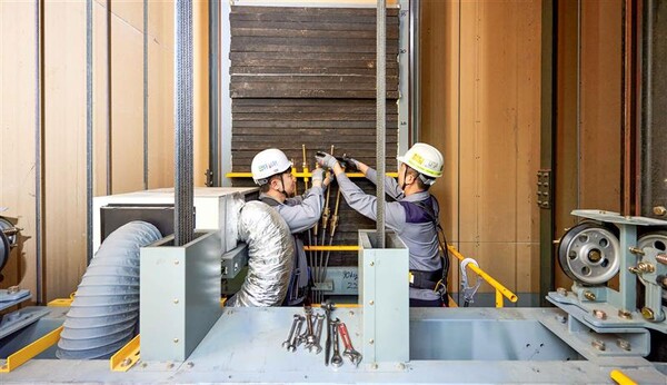 현대엘리베이터의 특별점검단 직원들이 승강기 정밀점검을 진행하고 있다. /현대엘리베이터