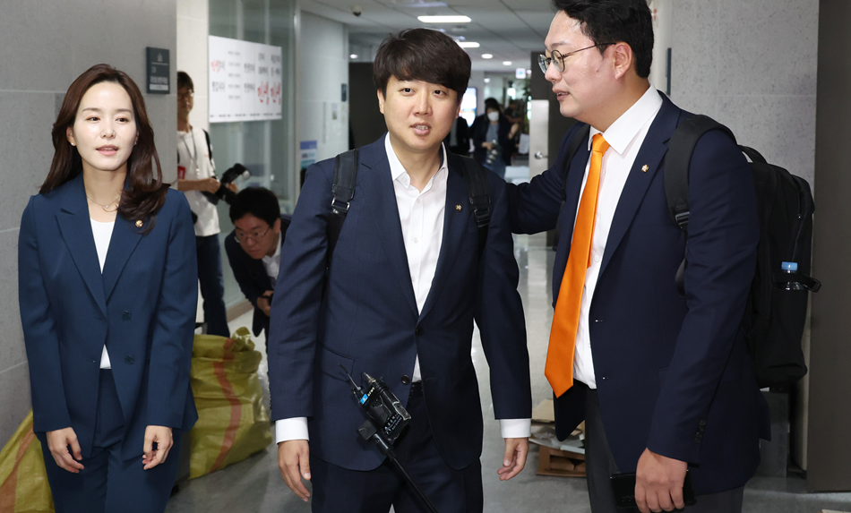 개혁신당 이준석(가운데), 이주영(왼쪽), 천하람 의원이 국회 의원회관 내 의원실을 향해 걸어가고 있다. /연합뉴스