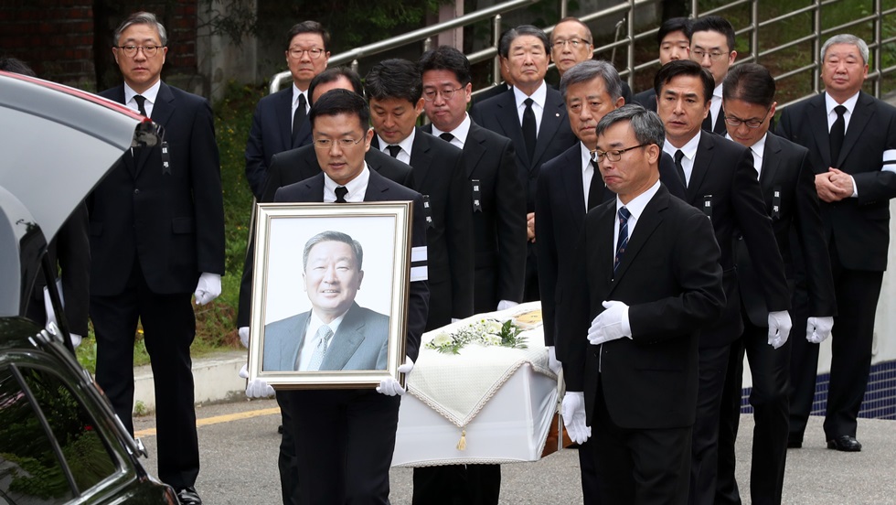 2018년 5월 22일 서울대병원 장례식장에서 열린 구본무 LG그룹 회장의 발인식에서 맏사위 윤관 블루런벤처스 대표가 고인의 영정을 들고 있다. /연합뉴스