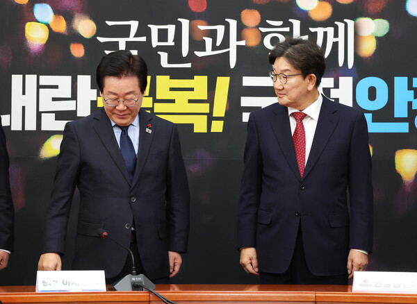 국민의힘 권성동 원내대표(오른쪽)가 국회에서 더불어민주당 이재명 대표를 예방해 인사한 뒤 배석자들과 기념 촬영을 하기 위해 자리를 잡고 있다. /연합뉴스