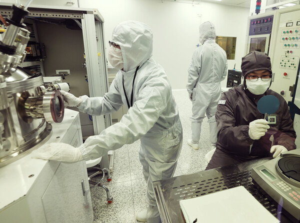 서울 관악구 서울대학교 반도체공동연구소에서 연구진이 반도체 웨이퍼 표면을 검사하고 있다. /연합뉴스