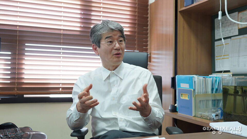 윤석열 정부의 밸류업 정책은 기대만큼의 성과를 거두지 못했다는 평가가 나온다. 국내 최고 수준의 재무학자로 꼽히는 신현한 연세대학교 경영대학 교수가 1월 23일 여성경제신문과 만나 원인과 해결책을 진단했다. /이상헌 기자