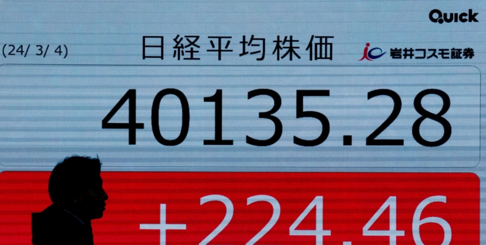 일본 증시의 대표 주가지수인 닛케이225 평균주가(닛케이지수)가 지난해 3월 4일 오후에도 4만선을 지키고 있는 가운데 도쿄 시내 주가 시황 전광판 앞을 행인이 지나가고 있다. 닛케이지수는 이날 오전 9시 개장과 동시에 직전 거래일보다 0.73% 오른 40,201로 시작해 40,250선을 돌파했다가 소폭 하락했다. /EPA=연합뉴스