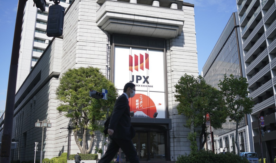 일본의 밸류업 정책을 한국이 벤치마킹한다고 하지만 반쪽짜리 정책에 불과하다는 지적이 나온다. 일본은 기업들에게 규제만 요구하는 것이 아니라 성장을 유도하는 지원 정책도 병행하고 있다. 사진은 도쿄증권거래소. /AP=연합뉴스