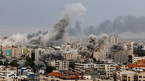 이스라엘의 폭격으로 인해 가자지구에서 연기가 피어오르고 있다. /로이터=연합뉴스