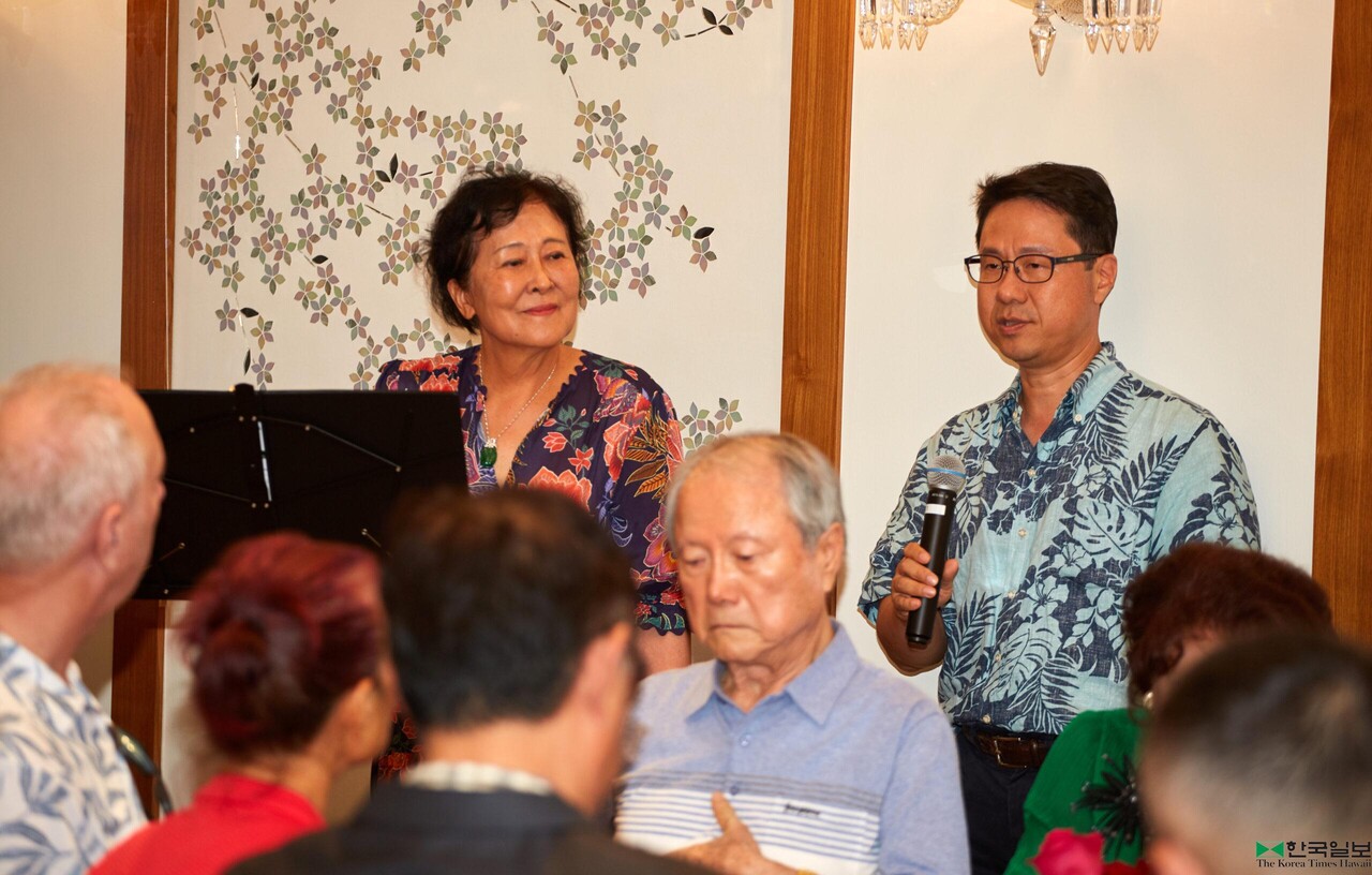 지난해 12월 애니 챈 미주한미동맹재단 회장(왼쪽)이 하와이 교민을 초대해 '우남 소사이어티' 설립 취지를 밝히고 있다. / 미주한미동맹재단