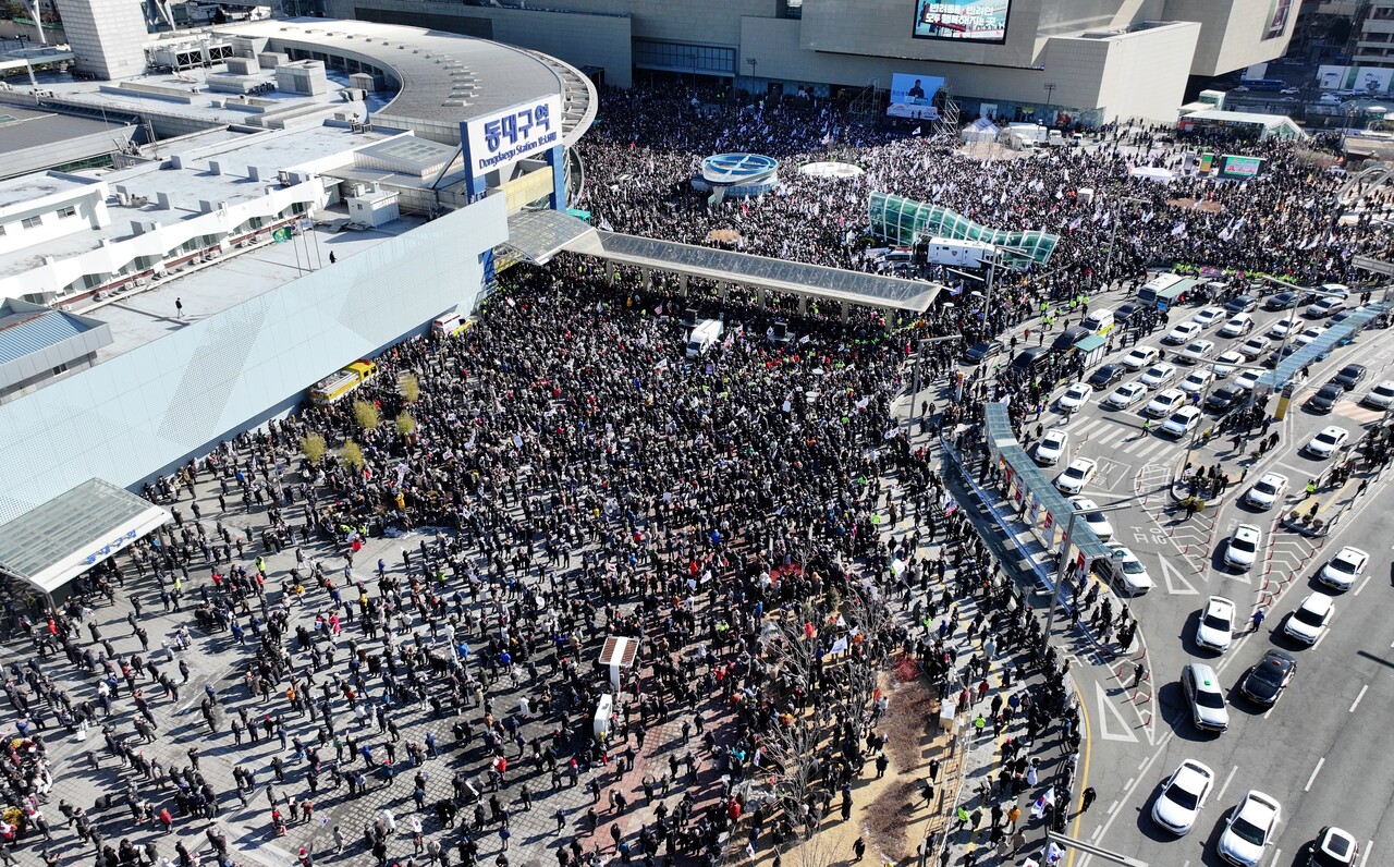 2월 8일 동대구역 광장에서 개신교 단체 세이브코리아가 국가비상기도회를 열고 윤석열 대통령 탄핵 반대와 석방을 촉구하고 있다. /연합뉴스