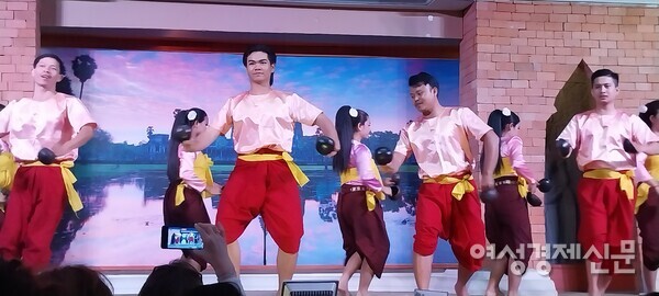 댄스가 운동 효과가 있는 것은 사실이나 나이에 따라 무리가 될 수도 있다. /사진=강신영