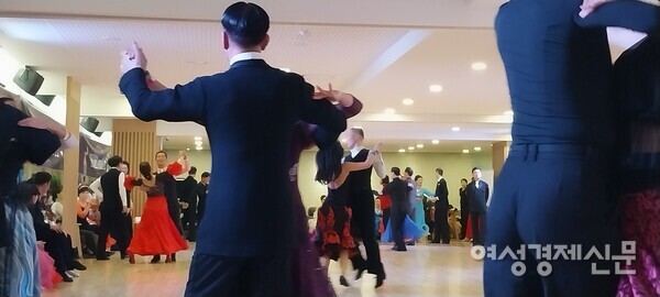 왈츠는 시니어들에게 가장 적합한 춤이다. 기본 스텝만 익히면 멋진 춤 세계를 즐길 수 있다. /사진=강신영