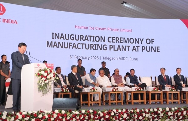 롯데는 6일 인도 푸네시에서 하브모어 신공장 준공식을 개최했다. 신공장은 롯데웰푸드가 2017년 하브모어를 인수한 이후 처음 증설한 생산시설이다. 신동빈 롯데 회장(왼쪽)이 신공장 준공식에서 축사를 하고 있다. /롯데