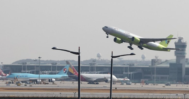 삼성화재가 국내 최초로 지수형 항공기 지연 특약을 출시했다. /연합뉴스