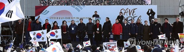 8일 오후 동대구역 광장에서 열린 국가비상기도회에 이철우 경북도지사와 국민의힘 대구·경북 국회의원 등이 연단에 올라 집회 참가자들에게 인사하고 있다. /연합뉴스