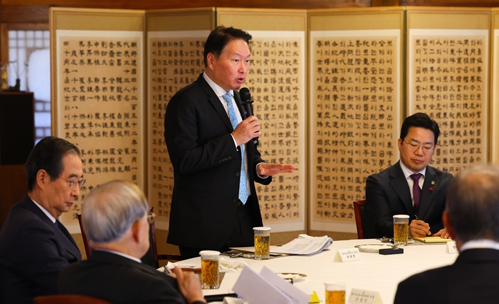 최태원 대한상공회의소 회장이 지난 12월 23일 국무총리 서울공관에서 열린 경제단체 오찬 간담회에서 발언하고 있다. /연합뉴스