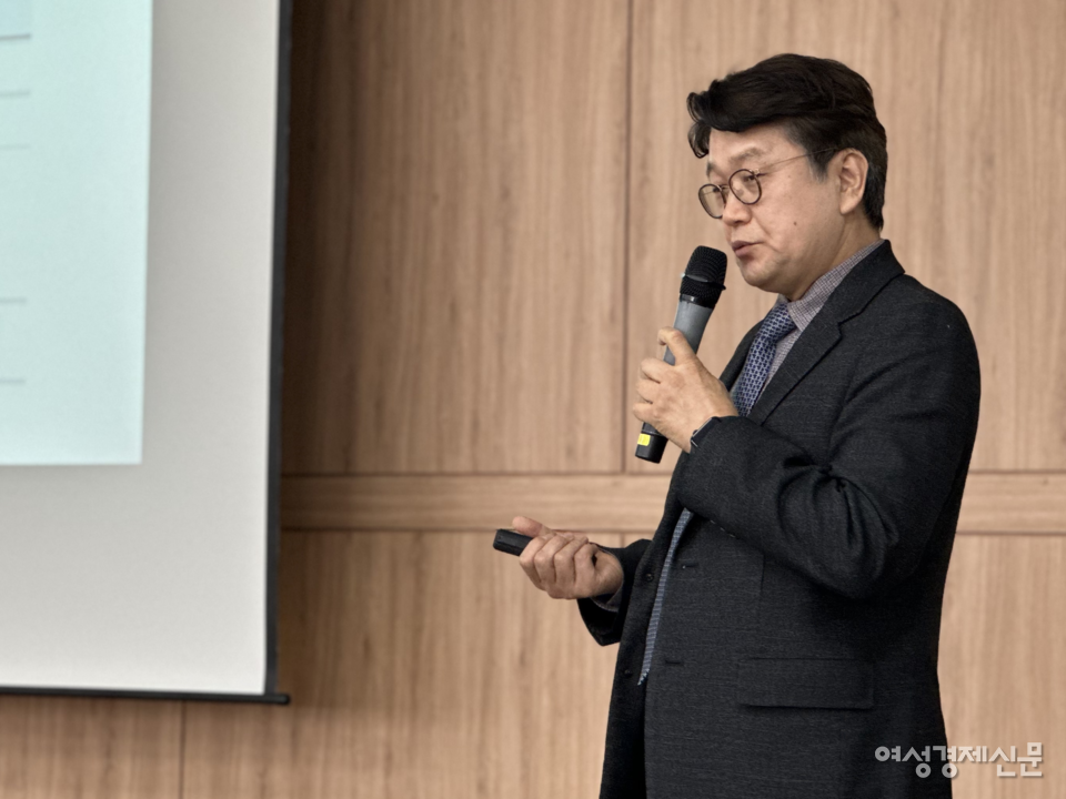 김경록 미래에셋자산운용 고문이자 서강대 경영전문대학원 겸임교수가 10일 고려대학교 미래교육원에서 열린 '장수 경제 세미나'에서 '베이비붐 세대와 금융'을 주제로 발표했다. /김정수 기자