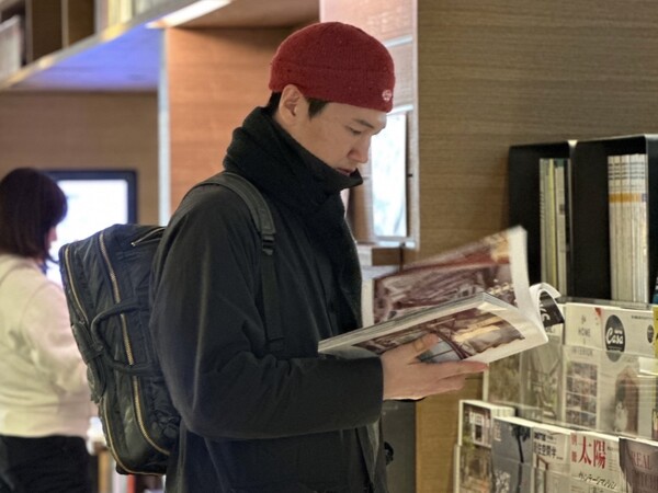 포터 백팩을 메고 있는 모습(도쿄 츠타야 서점) /권혁주