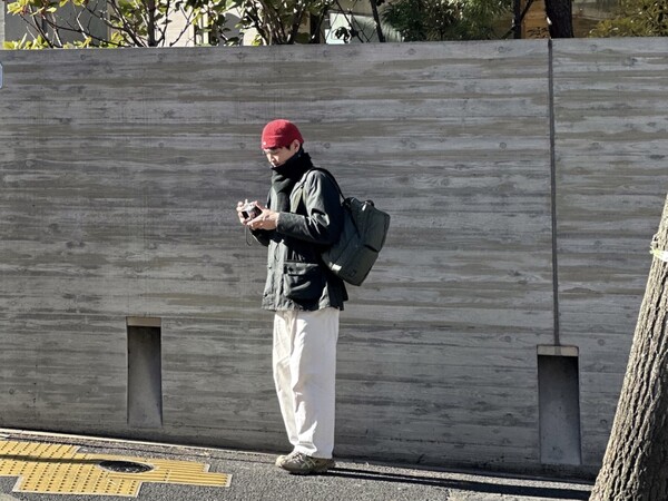 포터 백팩을 메고 있는 모습(도쿄 다이칸야마 길거리) /권혁주