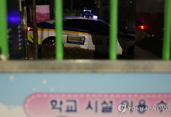 대전의 한 초등학교에 주차된 경찰차 /연합뉴스
