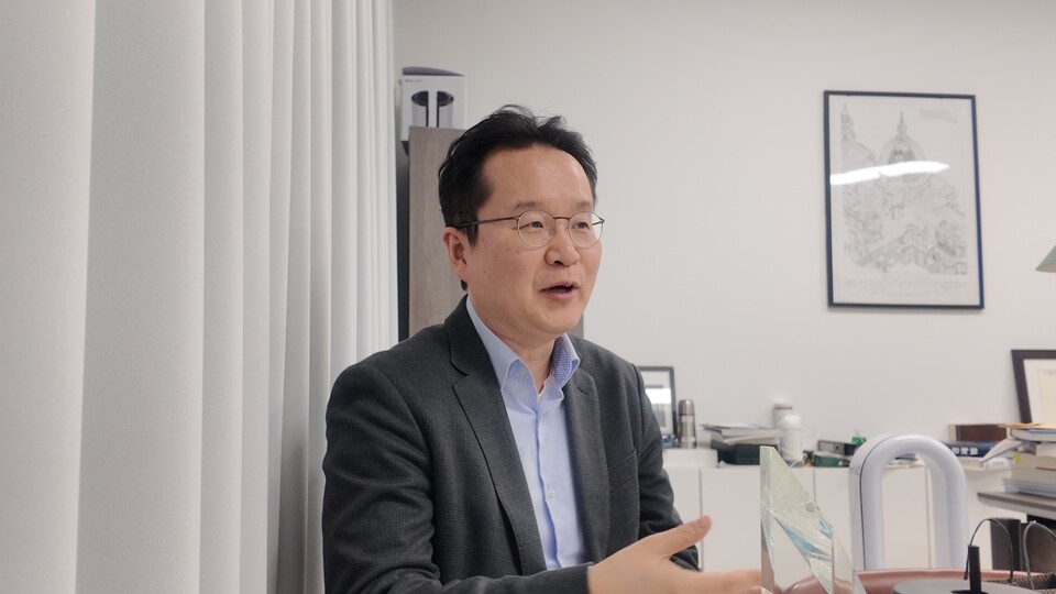 지난달 16일 정준혁 서울대 로스쿨 교수가 사무실에서 인터뷰를 하고 있다. 그는 "한국이 사전 규제는 90점 수준으로 매우 강하지만 사후 규제는 50점 수준에 그친다"라며 "규제 균형을 맞춰야 한다"라고 강조했다. /박소연 기자