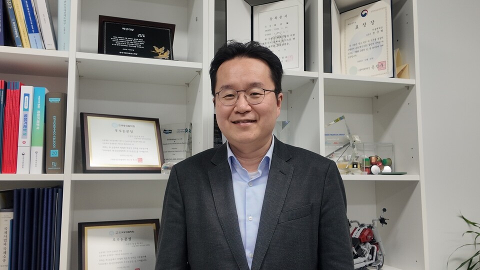 지난달 16일 정준혁 서울대 로스쿨 교수가 사무실에서 인터뷰를 하고 있다. /박소연 기자