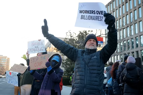미국 공무원들이 엘론 머스크의 정부 효율성부(DOGE) 정책에 반대하는 시위를 하며 플래카드를 들고 있다. /AP=연합뉴스