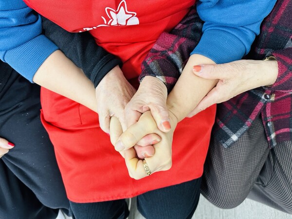 주간보호센터에 계신 어르신과 맞잡은 손 /윤옥