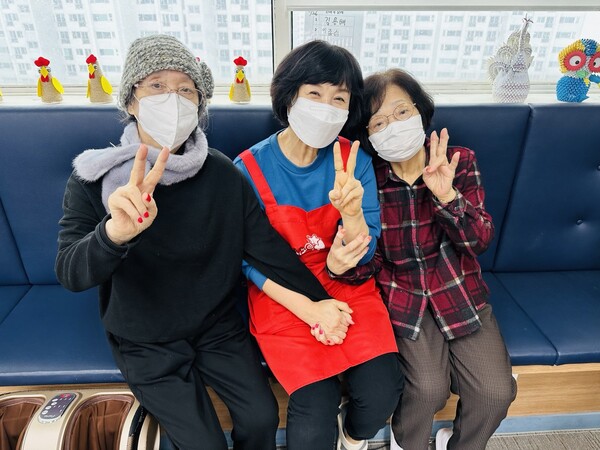 어르신들이 센터에 오시면 안전하게 지내고 재미있고 즐거운 하루가 되길 기도하며 오늘도 저는 힘차게 출근합니다. /윤옥