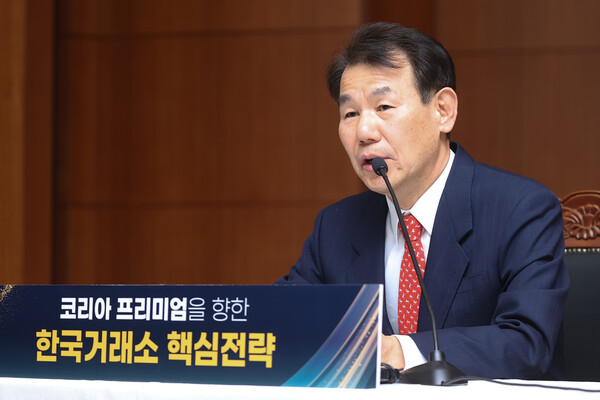  정은보 한국거래소 이사장이 11일 서울 여의도 한국거래소에서 열린 한국거래소 이사장 2025년 신년 기자간담회에서 질문에 답하고 있다. /연합뉴스