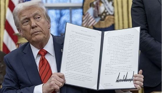 행정명령에 서명한 트럼프 미국 대통령 /연합뉴스