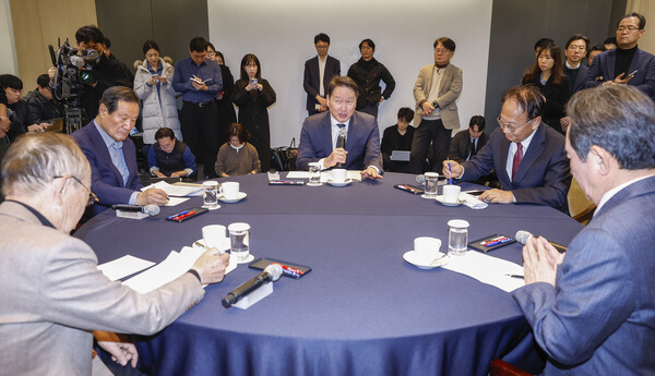 12일 서울 중구 대한상공회의소에서 열린 '경제원로 초청 간담회'에서 최태원 대한상의 회장이 발언하고 있다. /연합뉴스