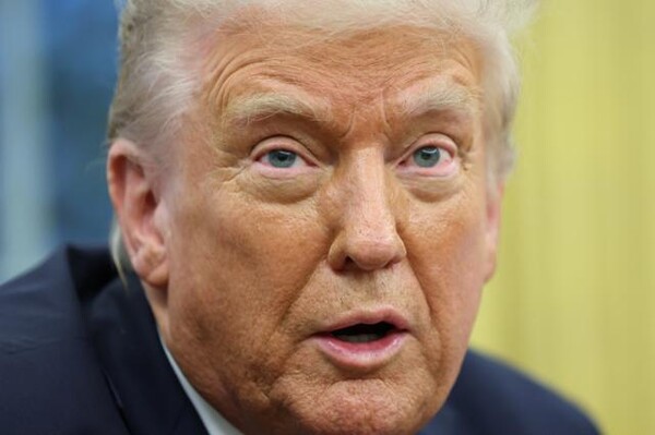 도널드 트럼프 미국 대통령이 지난 11일 워싱턴DC 백악관 집무실에서 말하고 있다. /연합뉴스