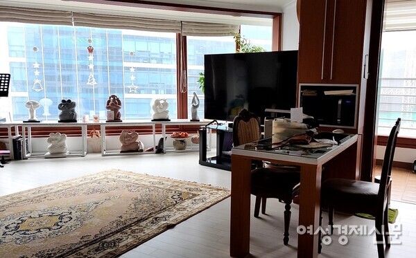 박옥순 교수 집 거실, 여전히 강의를 준비하느라 컴퓨터 작업을 하고 있다