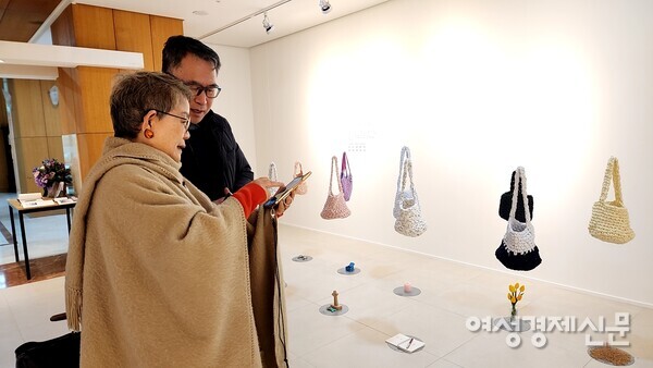 입주민들의 뜨개질 ‘가방’ 작품에 대해 설명하고 있는 박옥순 교수