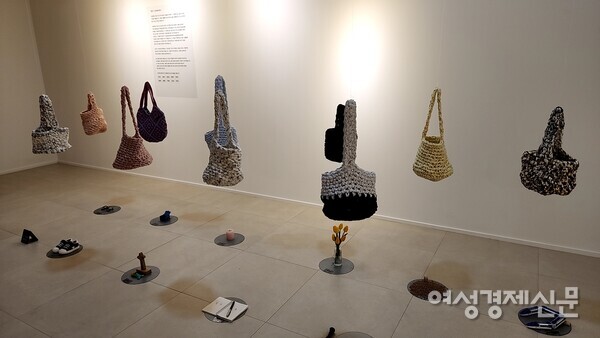 입주민들의 전시작품. 작품 밑에 마음에 담고 싶은 소품들이 있다.