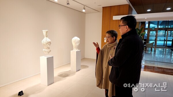 최미애 작가 작품에 대한 박옥순 교수의 설명./