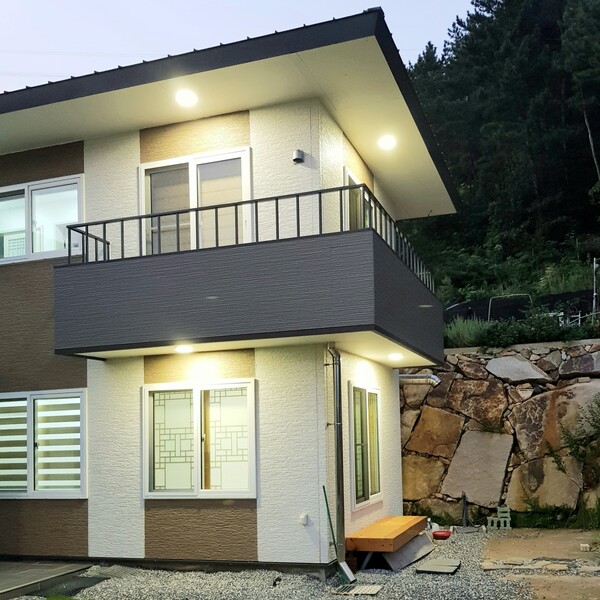 필자 설계 단독주택 심한재. 한실로 설계된 서재는 좌식 공간으로 전통 구들을 들였고 툇마루를 통해 정원으로 드나들게 되어 있다. /김정관