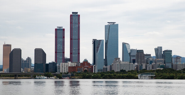 밸류업 프로그램의 적극적인 참여를 위해 개별 기업의 자발적인 가치제고 노력과 함께 정부도 기업 구조에 알맞는 정책을 제시해야 한다는 목소리가 나온다. 사진은 여의도 증권가. /연합뉴스