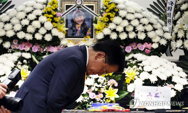 최상목 대통령 권한대행이 12일 대전 한 장례식장에 마련된 김하늘 양 빈소를 찾아 조문하고 있다. /연합뉴스
