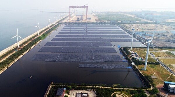 새만금 태양광 및 풍력 발전단지. /연합뉴스