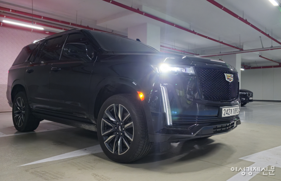 캐딜락 에스컬레이드는 크기만으로도 시선을 사로잡았다. 전장 5382㎜, 전폭 2060㎜, 전고 1948㎜. 국내에서 판매되는 SUV 중에서도 가장 거대한 덩치를 자랑한다. /김현우 기자