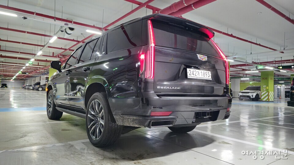 캐딜락 에스컬레이드는 일반적인 SUV와는 다른 세그먼트에 속한다. 후면부의 강렬한 존재감이 '압권'이다. /김현우 기자