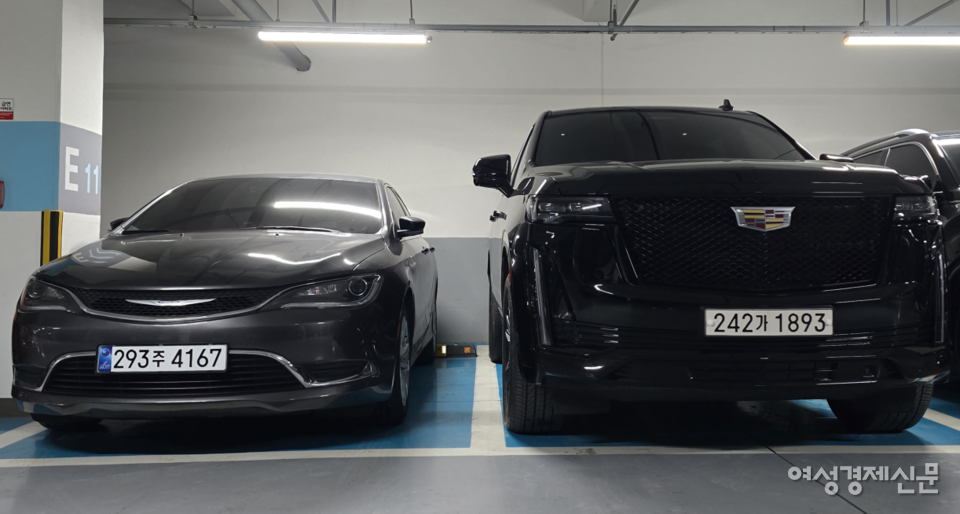 일반 세단인 크라이슬러 200 모델(왼쪽)과 비교한 캐딜락 에스컬레이드의 압도적인 크기 /김현우 기자